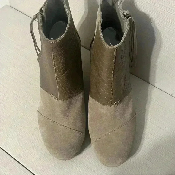 Tan crocodile patterned Toms suede boots - Picture 7 of 12